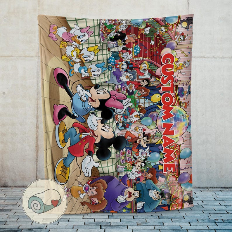 Pu&ograve; includere: Una grande coperta rettangolare con una scena a cartoni animati colorata con Topolino, Minnie, Paperino e altri personaggi Disney. La coperta ha un nome personalizzato stampato verticalmente in rosso. Il design include una palla da discoteca e palloncini.