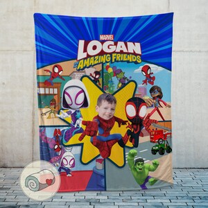 Pu&ograve; includere: Una coperta blu Marvel con la scritta "LOGAN & AMAZING FRIENDS" e vari personaggi di Spider-Man. La coperta presenta l'immagine di un bambino e un design a cartoni animati con sfondo blu e motivo a stella.