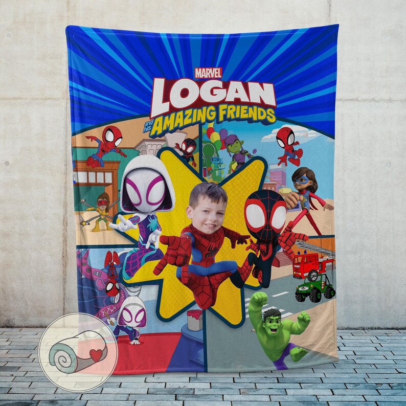 Pu&ograve; includere: Una coperta blu Marvel con la scritta "LOGAN & AMAZING FRIENDS" e vari personaggi di Spider-Man. La coperta presenta l'immagine di un bambino e un design a cartoni animati con sfondo blu e motivo a stella.