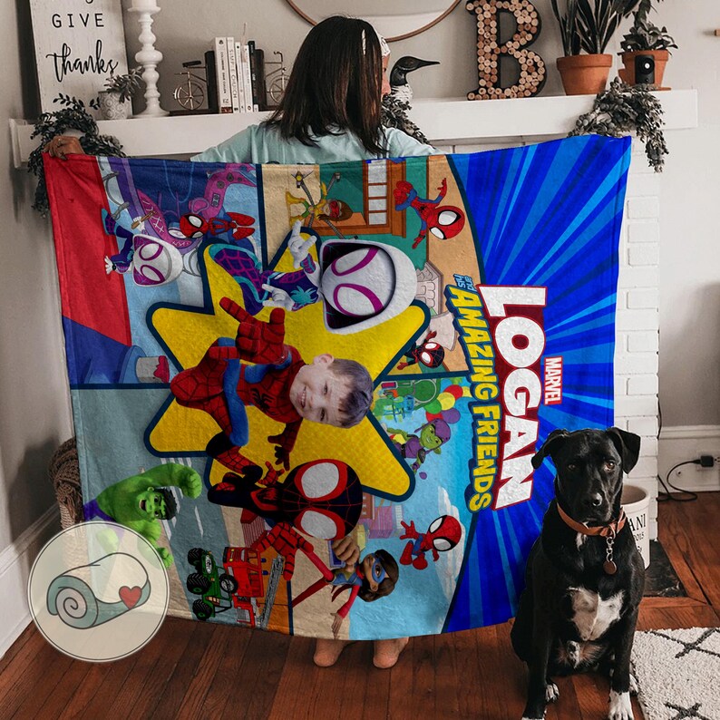 Pu&ograve; includere: Una tazza di ceramica bianca con manico nero e la scritta "But First, Coffee" in grassetto nero. La tazza &egrave; posta su uno sfondo sfocato, che suggerisce un'atmosfera accogliente.