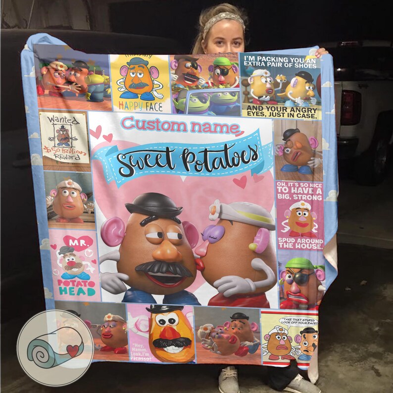 Może przedstawiać: Duży, kolorowy koc z postaciami Pana i Pani Ziemniak. Koc ma r&oacute;żowe i niebieskie tło z r&oacute;żnymi obrazami i tekstem, w tym "Sweet Potatoes" i "Custom name". Projekt zawiera serca i ilustracje z kresk&oacute;wek.