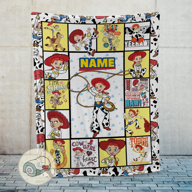 Op de afbeelding: Een witte deken met een collage van Jessie uit Toy Story. Het ontwerp bevat verschillende afbeeldingen van Jessie, de tekst "NAME" en een rand met een zwart-witte koeienprint. De deken is een gezellig, thematisch item.