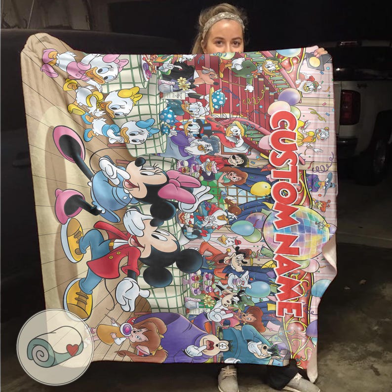 Pu&ograve; includere: Una coperta colorata con vari personaggi dei cartoni animati Disney, tra cui Topolino e Minnie, Paperino e Pippo. La coperta presenta il testo "CUSTOM NAME" in un design verticale. La coperta &egrave; un mix di colori chiari e scuri.