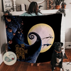 K&ouml;nnte beinhalten: Eine schwarze Decke mit einer Szene aus "The Nightmare Before Christmas" mit einem gro&szlig;en gelben Mond, Jack Skellington und dem Text "The Nightmare Before Christmas". Die Decke hat ein dunkelblaues und schwarzes Farbschema.