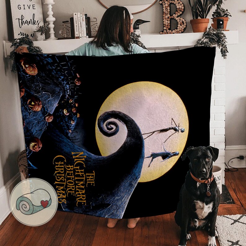 K&ouml;nnte beinhalten: Eine schwarze Decke mit einer Szene aus "The Nightmare Before Christmas" mit einem gro&szlig;en gelben Mond, Jack Skellington und dem Text "The Nightmare Before Christmas". Die Decke hat ein dunkelblaues und schwarzes Farbschema.