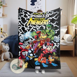 Puede incluir: Manta negra con un gr&aacute;fico de dibujos animados de Mickey Mouse y sus amigos como Vengadores. La manta tiene un estampado de vaca en blanco y negro en la parte superior y el texto "WHAT IF? MICKEY AND FRIENDS BECAME THE AVENGERS".