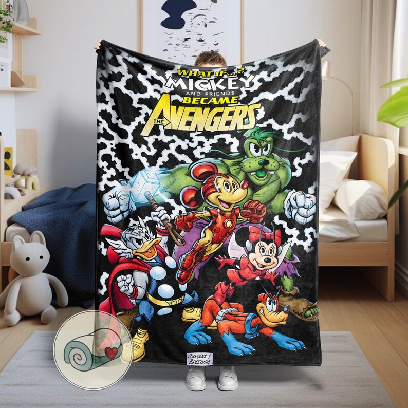 Puede incluir: Manta negra con un gr&aacute;fico de dibujos animados de Mickey Mouse y sus amigos como Vengadores. La manta tiene un estampado de vaca en blanco y negro en la parte superior y el texto "WHAT IF? MICKEY AND FRIENDS BECAME THE AVENGERS".