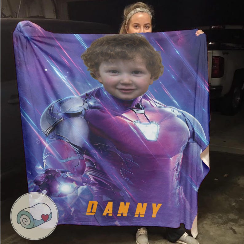 Op de afbeelding: Een witte keramische mok met een zwart handvat en de tekst "But First, Coffee" in een zwarte, handgeschreven lettertype. De mok staat op een wit oppervlak.