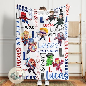 Puede incluir: Manta blanca con superh&eacute;roes de dibujos animados y el nombre "Lucas" en varias fuentes y colores. La manta incluye ilustraciones de Spider-Man, Capit&aacute;n Am&eacute;rica e Iron Man. Un regalo personalizado para un ni&ntilde;o.