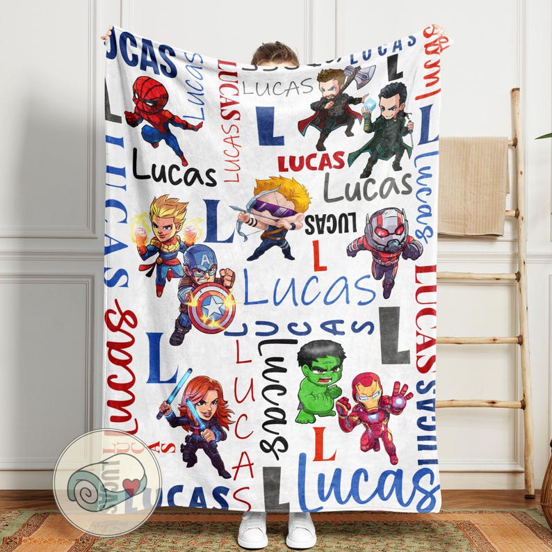 Puede incluir: Manta blanca con superh&eacute;roes de dibujos animados y el nombre "Lucas" en varias fuentes y colores. La manta incluye ilustraciones de Spider-Man, Capit&aacute;n Am&eacute;rica e Iron Man. Un regalo personalizado para un ni&ntilde;o.