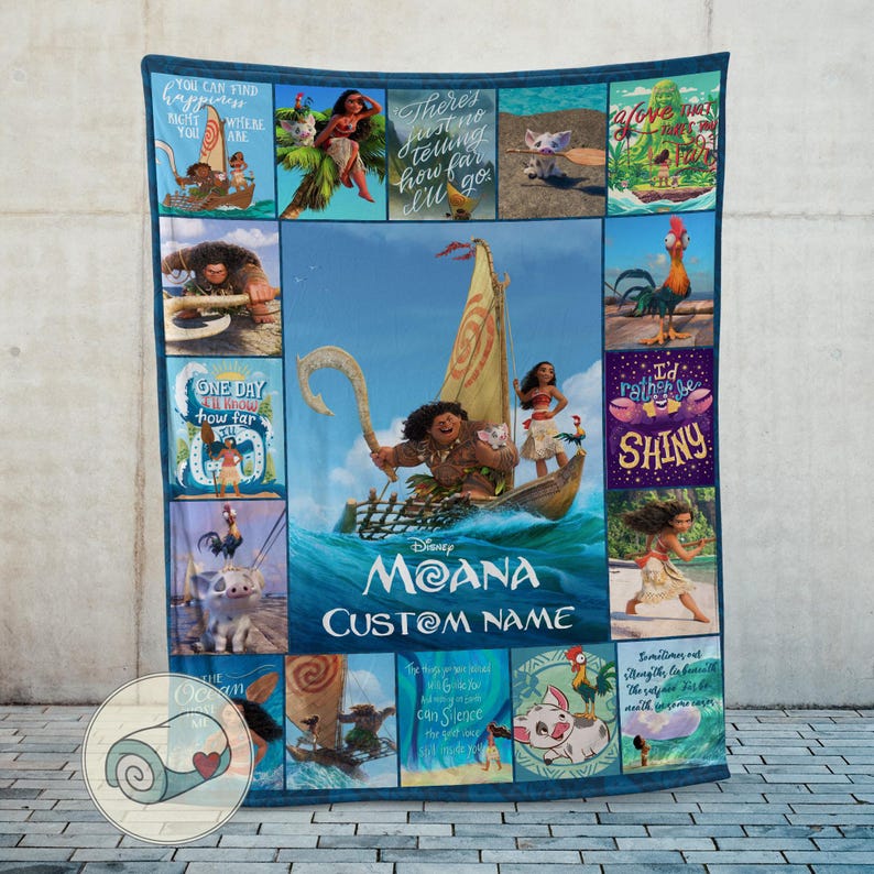 Może przedstawiać: Niebieski polarowy koc z postaciami i scenami z filmu Disneya Moana. Koc zawiera obrazy Moany, Mauiego, Pui, Hei Hei i r&oacute;żne cytaty z filmu. Koc ma spersonalizowaną sekcję nazw.