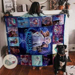 Puede incluir: Una manta personalizada con tem&aacute;tica de Frozen con Elsa, Anna, Olaf y otros personajes. El dise&ntilde;o incluye varias im&aacute;genes y citas de la pel&iacute;cula, con el texto "FROZEN CUSTOM NAME". La manta es azul y blanca.