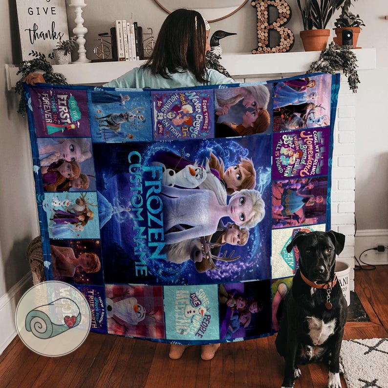 Puede incluir: Una manta personalizada con tem&aacute;tica de Frozen con Elsa, Anna, Olaf y otros personajes. El dise&ntilde;o incluye varias im&aacute;genes y citas de la pel&iacute;cula, con el texto "FROZEN CUSTOM NAME". La manta es azul y blanca.