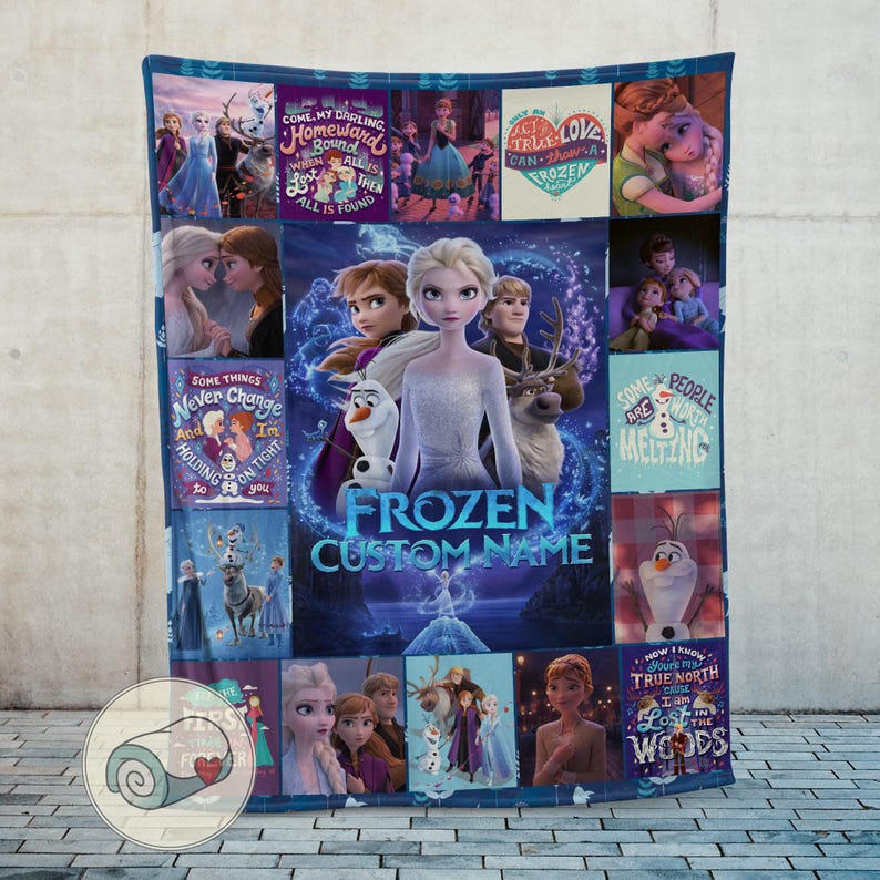 Puede incluir: Una manta azul con tem&aacute;tica de Frozen con los personajes Elsa, Anna, Olaf y Kristoff. La manta tiene varias citas e im&aacute;genes de la pel&iacute;cula, con el texto "FROZEN CUSTOM NAME" en el centro.
