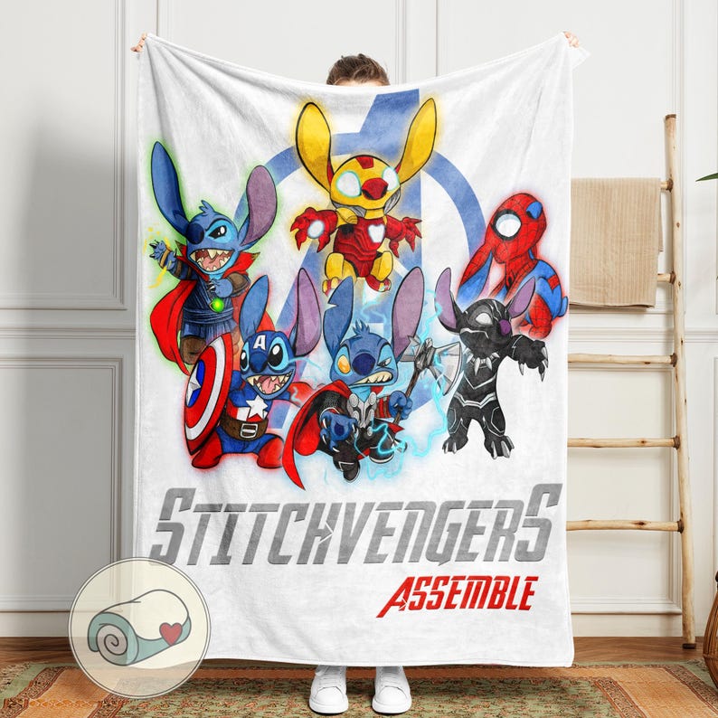 Puede incluir: Manta blanca con un dise&ntilde;o gr&aacute;fico de personajes Stitch vestidos como superh&eacute;roes de los Vengadores. La manta tiene las palabras "Stitchvengers Assemble". Los personajes incluyen a Iron Man, Capit&aacute;n Am&eacute;rica, Thor y Spider-Man.