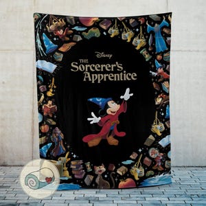 Pu&ograve; includere: Una coperta nera con Topolino come apprendista stregone di Fantasia della Disney. Il design include un'immagine centrale di Topolino in abito rosso e cappello blu, circondato da illustrazioni a tema e la scritta "The Sorcerer's Apprentice."