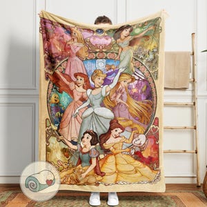 Peut inclure: Une couverture beige avec une illustration color&eacute;e de princesses Disney. Les princesses sont repr&eacute;sent&eacute;es dans leurs robes et poses embl&eacute;matiques, entour&eacute;es d'&eacute;l&eacute;ments floraux et d&eacute;coratifs. La couverture a une image enroul&eacute;e dans le coin.