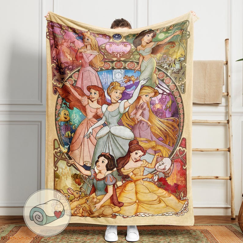Peut inclure: Une couverture beige avec une illustration color&eacute;e de princesses Disney. Les princesses sont repr&eacute;sent&eacute;es dans leurs robes et poses embl&eacute;matiques, entour&eacute;es d'&eacute;l&eacute;ments floraux et d&eacute;coratifs. La couverture a une image enroul&eacute;e dans le coin.