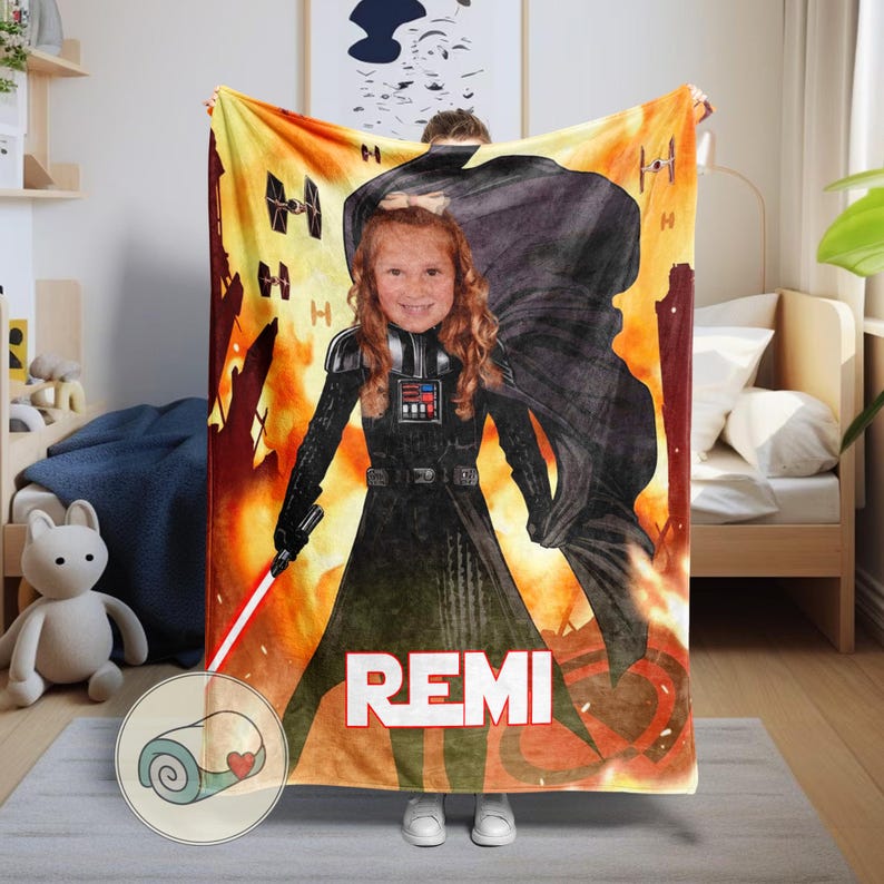 Peut inclure: Une couverture personnalis&eacute;e repr&eacute;sentant un enfant d&eacute;guis&eacute; en personnage de science-fiction. La couverture pr&eacute;sente un design vibrant avec un sabre laser rouge, le nom "REMI" et une sc&egrave;ne de bataille spatiale en arri&egrave;re-plan.