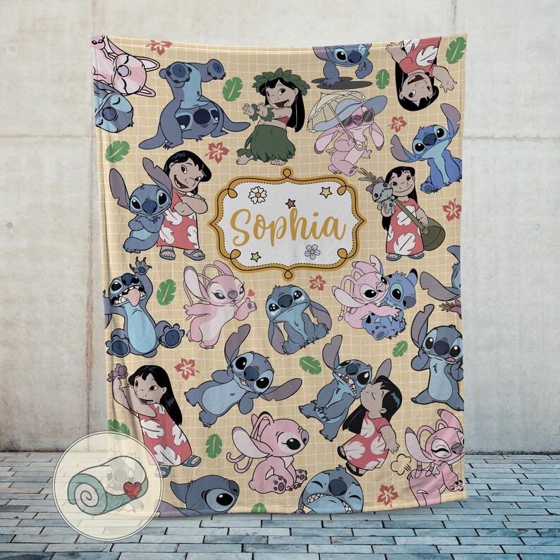 Pu&ograve; includere: Una coperta beige con un motivo ripetuto del personaggio Stitch del film Disney Lilo & Stitch. La coperta ha un nome personalizzato, "Sophia", in una cornice decorativa. La coperta &egrave; ricoperta di illustrazioni di Stitch e Lilo.