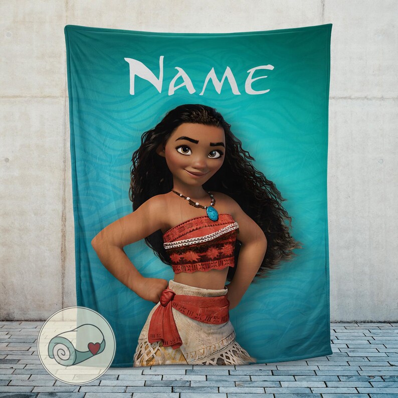 K&ouml;nnte beinhalten: T&uuml;rkisfarbene Decke mit einer Cartoonfigur mit langen schwarzen Haaren, die ein rotes Oberteil und einen beigen Rock tr&auml;gt. Das Wort "NAME" steht wei&szlig; oben. Die Figur l&auml;chelt.