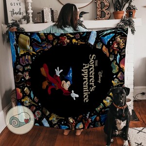 Pu&ograve; includere: Una coperta nera con Topolino come l'Apprendista Stregone di Disney. La coperta ha uno sfondo nero con illustrazioni colorate e il testo "The Sorcerer's Apprentice".