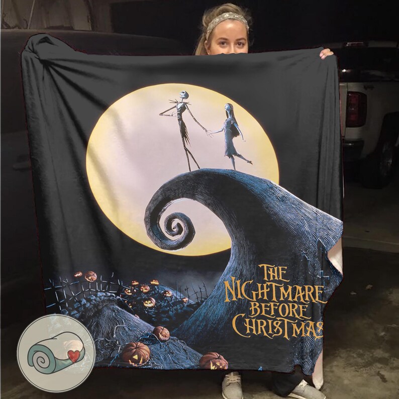 K&ouml;nnte beinhalten: Schwarze Decke mit einer Szene aus "The Nightmare Before Christmas". Das Design zeigt Jack und Sally vor einem Vollmond, mit dem Filmtitel in goldfarbenen Buchstaben. K&uuml;rbisse und ein wirbelnder H&uuml;gel vervollst&auml;ndigen das gruselige Thema.