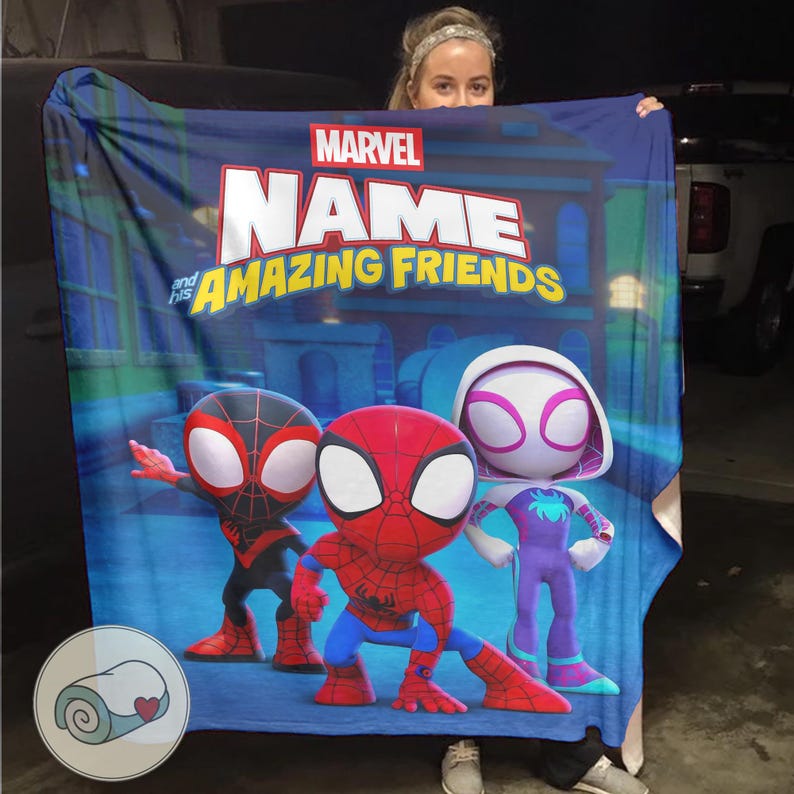 Pu&ograve; includere: Una coperta Marvel blu con la scritta "NAME and his AMAZING FRIENDS" e illustrazioni di Spider-Man, Miles Morales e Spider-Gwen. La coperta ha una grafica di coperta arrotolata nell'angolo.