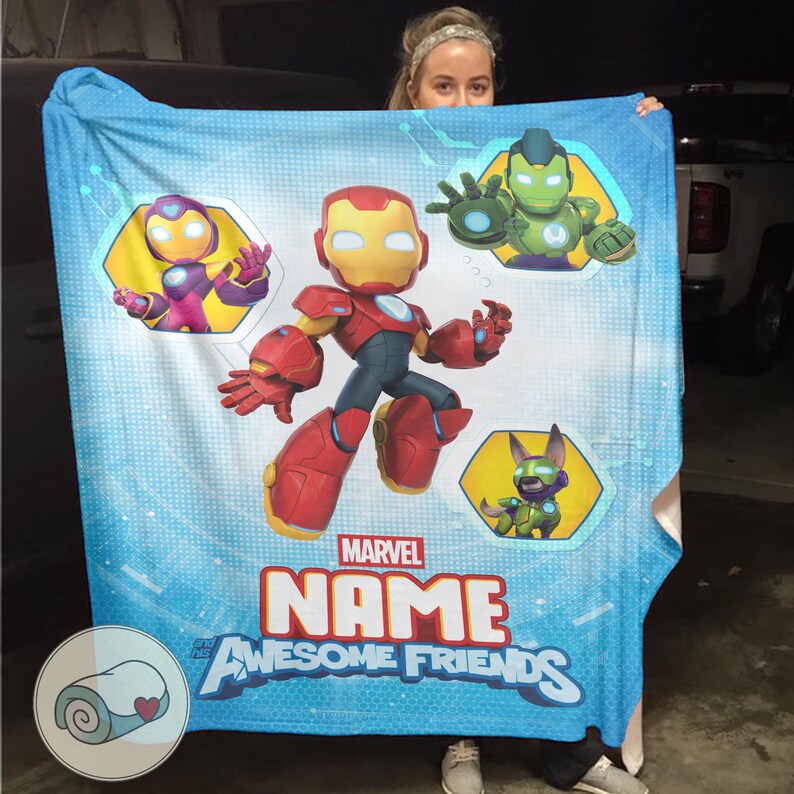 Peut inclure: Une couverture bleu clair avec des illustrations de dessins anim&eacute;s d'Iron Man et d'autres personnages Marvel. La couverture porte le texte "MARVEL NAME Awesome Friends". La couverture est en mati&egrave;re douce.