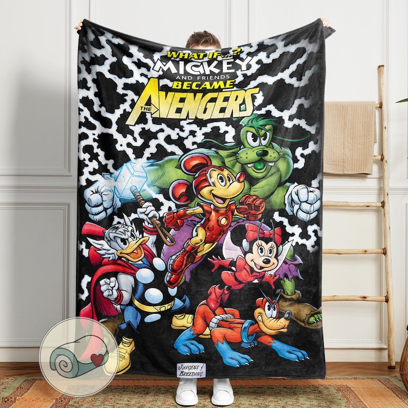Puede incluir: Una manta negra con una ilustraci&oacute;n de estilo c&oacute;mic de personajes de Disney como Vengadores. La manta tiene un patr&oacute;n blanco y negro en la parte superior y el texto "WHAT IF MICKEY AND FRIENDS BECAME THE AVENGERS".