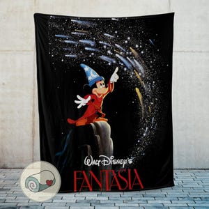 Peut inclure: Couverture noire avec Mickey Mouse en robe rouge et chapeau de magicien bleu, pointant vers un ciel &eacute;toil&eacute;. La couverture porte l'inscription "Walt Disney's Fantasia" en rouge.