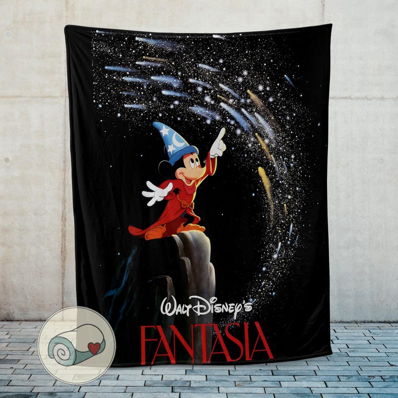 Peut inclure: Couverture noire avec Mickey Mouse en robe rouge et chapeau de magicien bleu, pointant vers un ciel &eacute;toil&eacute;. La couverture porte l'inscription "Walt Disney's Fantasia" en rouge.
