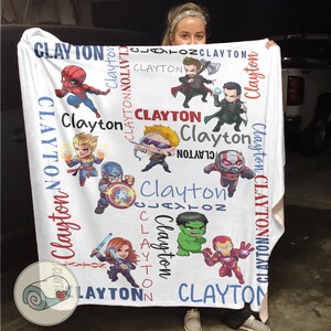 Pu&ograve; includere: Coperta bianca con illustrazioni di supereroi dei cartoni animati, tra cui Spider-Man e Capitan America. Il nome "Clayton" &egrave; stampato in vari caratteri e colori sulla coperta, creando un design personalizzato.