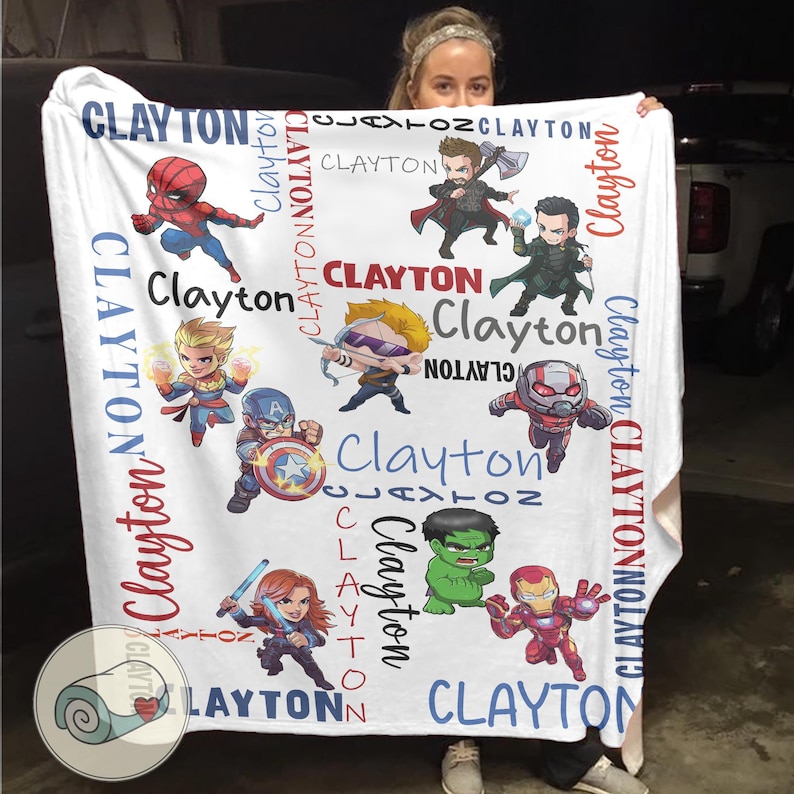 Pu&ograve; includere: Coperta bianca con illustrazioni di supereroi dei cartoni animati, tra cui Spider-Man e Capitan America. Il nome "Clayton" &egrave; stampato in vari caratteri e colori sulla coperta, creando un design personalizzato.