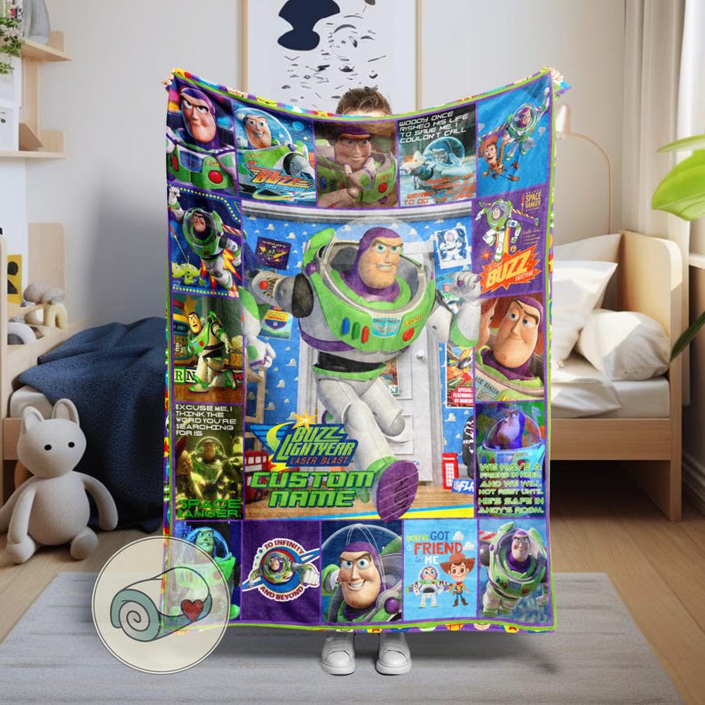 Pu&ograve; includere: Una colorata coperta di Buzz Lightyear con varie immagini del personaggio in pose dinamiche. La coperta ha uno sfondo blu con pi&ugrave; pannelli che mostrano Buzz Lightyear e altri personaggi. Le parole "BUZZ LIGHTYEAR" e "CUSTOM NAME" sono visibili.