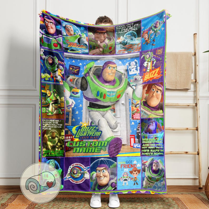 Pu&ograve; includere: Una colorata coperta di Buzz Lightyear con varie immagini del personaggio in pose dinamiche. La coperta ha uno sfondo blu con il testo "Buzz Lightyear Laser Blast" e grafica a tema spaziale. La coperta &egrave; personalizzata con il testo "CUSTOM NAME".