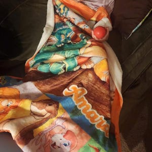 Pu&ograve; includere: Tazza in ceramica bianca con manico nero e la scritta "But First, Coffee" in stile scritto a mano. La tazza &egrave; su una superficie bianca. Adatta per bevande calde.