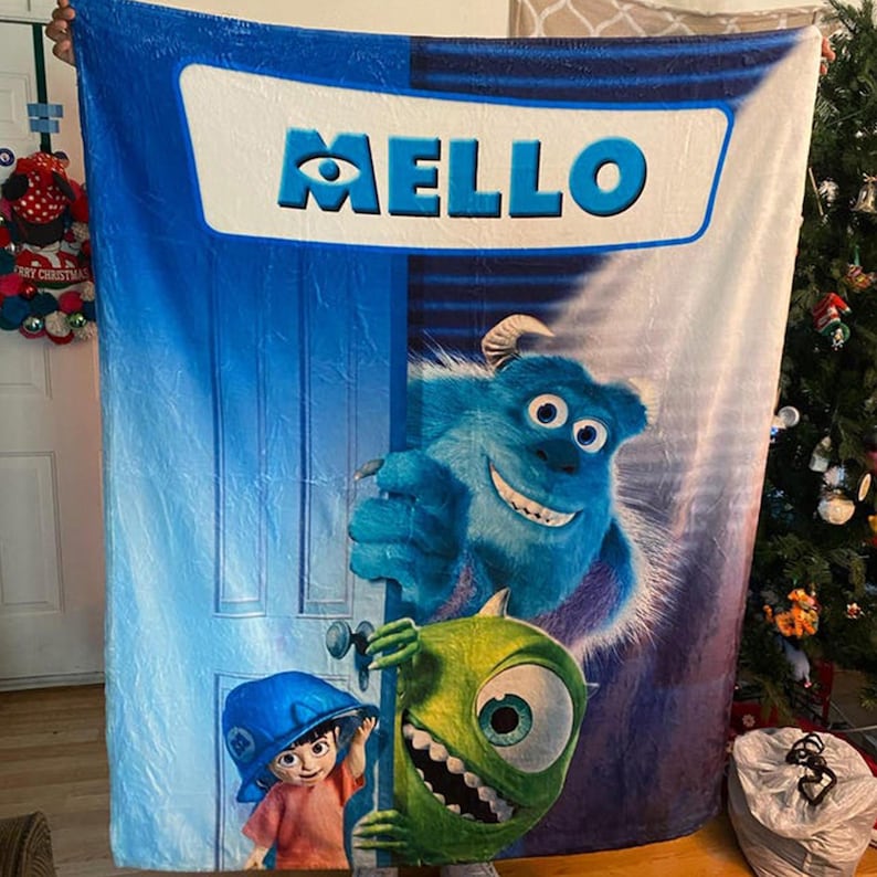 Pu&ograve; includere: Una grande coperta rettangolare blu e bianca con personaggi del film d'animazione "Monsters & Co.". La coperta presenta la scritta "MELLO" in grandi lettere blu. Sono presenti anche i personaggi Sulley, Mike Wazowski e Boo.