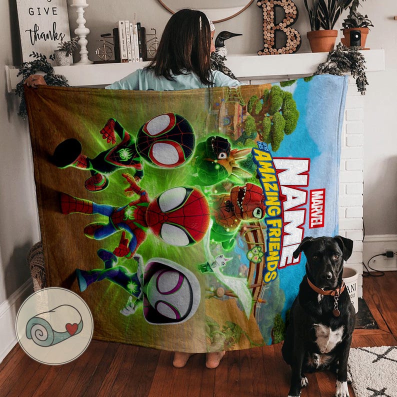 Pode incluir: Uma grande manta retangular Marvel "Amazing Friends" com v&aacute;rios personagens do Homem-Aranha em cores vibrantes. A manta tem um fundo castanho e azul com o logotipo da Marvel e os nomes dos personagens. Um c&atilde;o preto est&aacute; sentado em frente &agrave; manta.