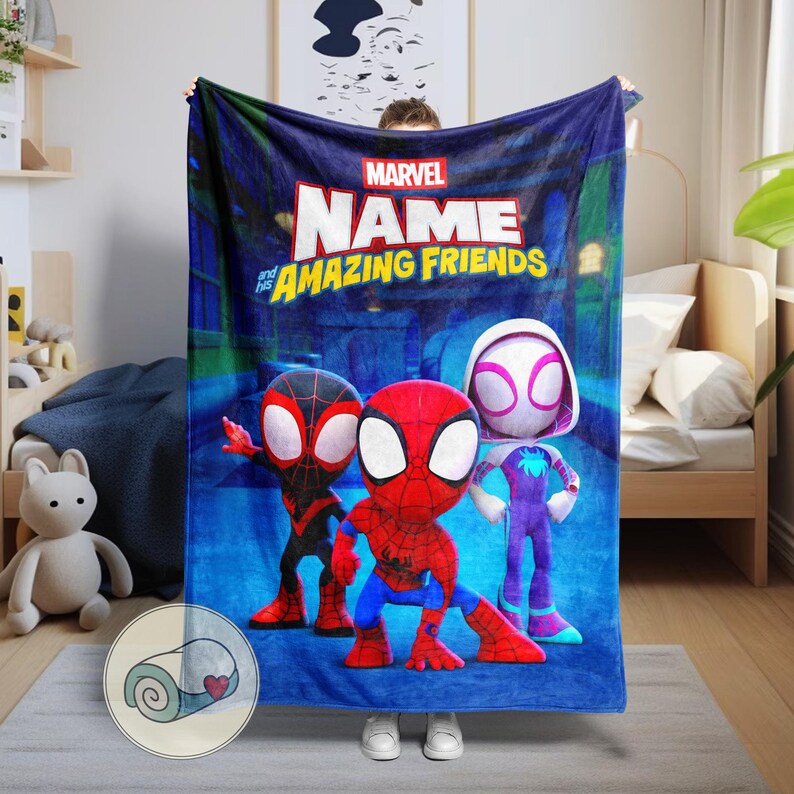 Pu&ograve; includere: Una coperta blu Marvel "Name and his Amazing Friends" con tre personaggi dei cartoni animati di Spider-Man. La coperta ha un'immagine arrotolata nell'angolo. I personaggi sono in rosso, nero, bianco e viola.