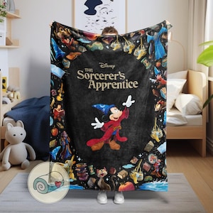 Pu&ograve; includere: Una coperta nera con Topolino in abito da mago da "L'apprendista stregone" di Disney. La coperta ha uno sfondo scuro con illustrazioni colorate di libri, personaggi e oggetti magici. Il testo "The Sorcerer's Apprentice" &egrave; visualizzato.