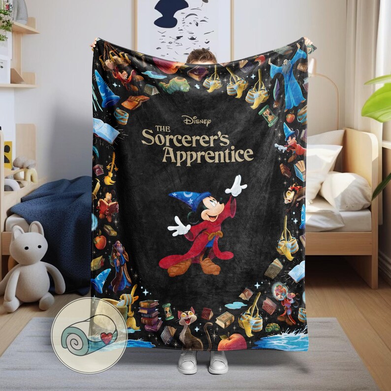 Pu&ograve; includere: Una coperta nera con Topolino in abito da mago da "L'apprendista stregone" di Disney. La coperta ha uno sfondo scuro con illustrazioni colorate di libri, personaggi e oggetti magici. Il testo "The Sorcerer's Apprentice" &egrave; visualizzato.