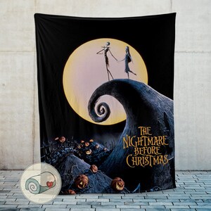 K&ouml;nnte beinhalten: Schwarzes Wandtuch mit einer Szene aus "The Nightmare Before Christmas". Jack Skellington und Sally stehen auf einem H&uuml;gel vor einem gro&szlig;en gelben Mond. Der Filmtitel ist in goldfarbenen Buchstaben dargestellt.