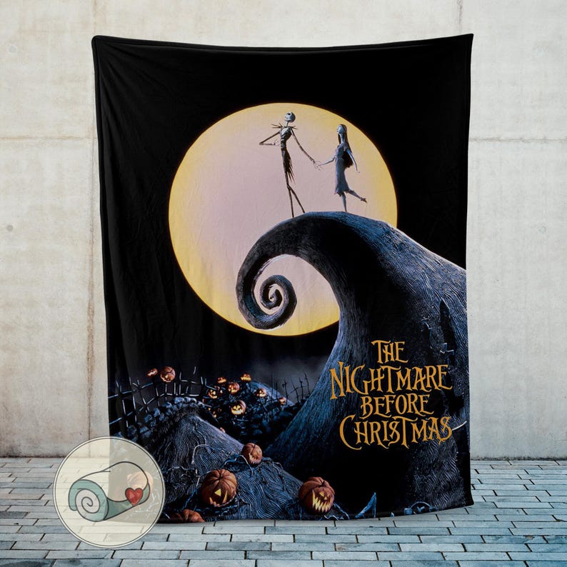 K&ouml;nnte beinhalten: Schwarzes Wandtuch mit einer Szene aus "The Nightmare Before Christmas". Jack Skellington und Sally stehen auf einem H&uuml;gel vor einem gro&szlig;en gelben Mond. Der Filmtitel ist in goldfarbenen Buchstaben dargestellt.