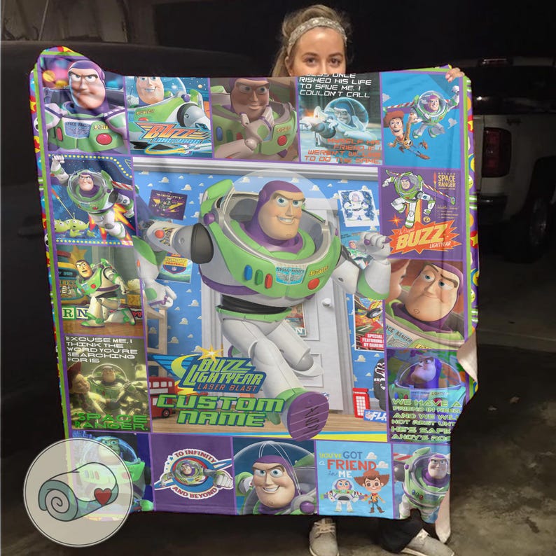 Pu&ograve; includere: Una coperta colorata con Buzz Lightyear di Toy Story. Il design include varie immagini di Buzz, testo e una sezione nome personalizzabile. La coperta &egrave; prevalentemente verde, viola e bianca.