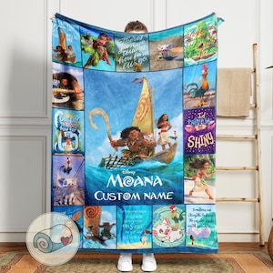 Może przedstawiać: Niebieski koc z polaru z obrazami z filmu Disneya "Moana". Projekt zawiera postacie, sceny i cytaty z filmu, a także tytuł "Moana" i miejsce na niestandardową nazwę. Przytulny tekst do domu.