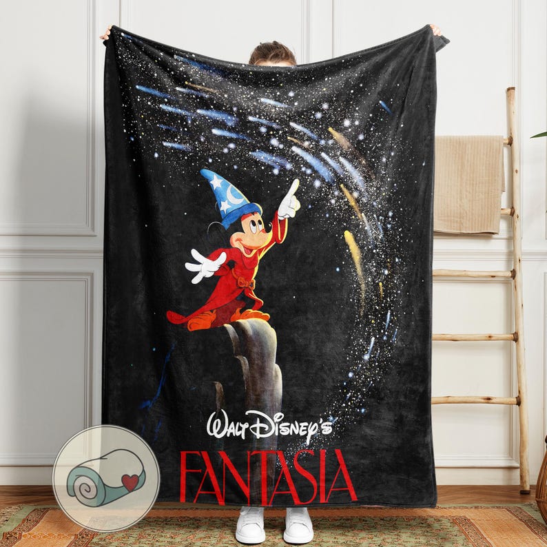 Peut inclure: Couverture noire avec Mickey Mouse en tenue de sorcier, pointant vers un ciel &eacute;toil&eacute;. La couverture porte le texte "Walt Disney's Fantasia" en rouge. La couverture est faite d'une mati&egrave;re douce.