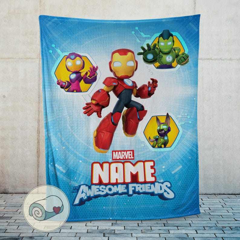 Peut inclure: Une couverture bleue Marvel avec Iron Man et d'autres personnages de dessins anim&eacute;s. La couverture porte les mots "Marvel", "Name" et "Awesome Friends". La couverture est faite d'une mati&egrave;re douce.