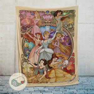 Peut inclure: Une couverture beige avec une illustration color&eacute;e de princesses Disney dans un style art nouveau. Les princesses sont repr&eacute;sent&eacute;es dans leurs robes, avec un design circulaire et des motifs floraux. Id&eacute;al pour un lit ou un canap&eacute;.