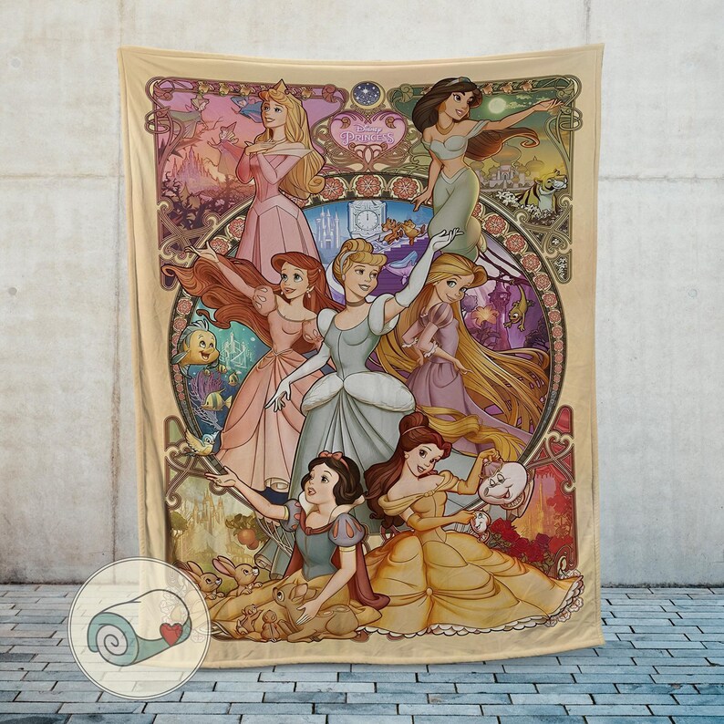 Peut inclure: Une couverture beige avec une illustration color&eacute;e de princesses Disney dans un style art nouveau. Les princesses sont repr&eacute;sent&eacute;es dans leurs robes, avec un design circulaire et des motifs floraux. Id&eacute;al pour un lit ou un canap&eacute;.
